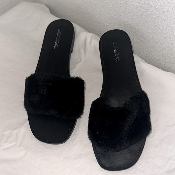 Women’s size 9, indoor outdoor slippers with fur. used in good condition - Picture 1 of 4